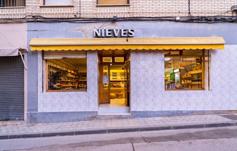 alimentacion-nieves-fachada
